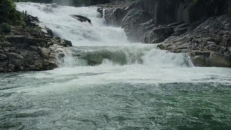 Cascata no Parque Yang Bay, Vietname. Câmera lenta filme
