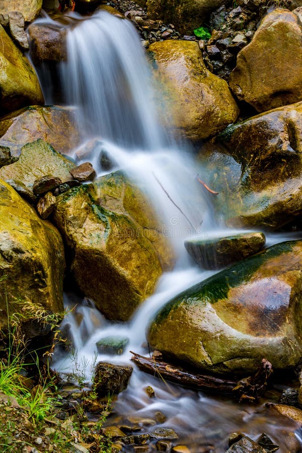 Cascata piacevole in montagne fotografie stock Cascata piacevole in montagne fotografie stock