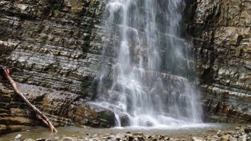 cascata rocce a strati Ucraina, montagne dei Carpazi