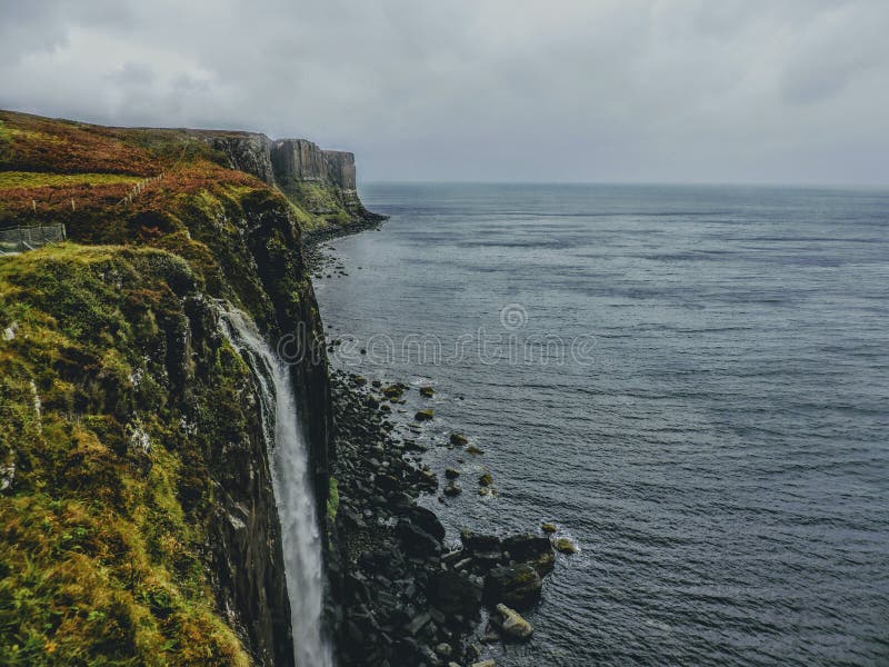 Cascata - Rocky Coastal Cliffs - isola di Skye, Scozia fotografia stock libera da diritti Cascata - Rocky Coastal Cliffs - isola di Skye, Scozia fotografia stock libera da diritti