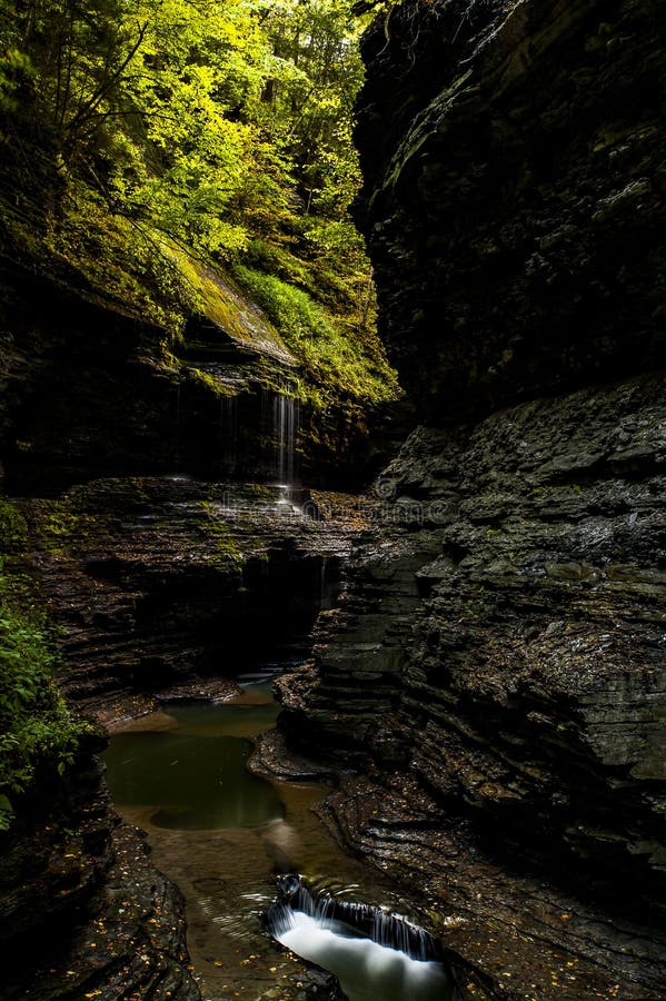 Cascata scenica in autunno - valletta degli stagni - Watkins Glen State Park - valletta di Watkins, New York immagine stock libera da diritti Cascata scenica in autunno - valletta degli stagni - Watkins Glen State Park - valletta di Watkins, New York immagine stock libera da diritti