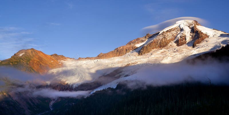 Cascatas nortes Mt Padeiro Heliotrope Ridge Glacier Peaks fotografia de stock Cascatas nortes Mt Padeiro Heliotrope Ridge Glacier Peaks fotografia de stock