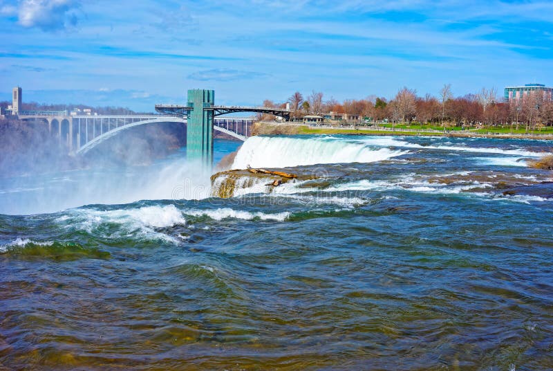 Cascate del Niagara ed il ponte dell'arcobaleno sopra la gola del fiume Niagara fotografia stock libera da diritti Cascate del Niagara ed il ponte dell'arcobaleno sopra la gola del fiume Niagara fotografia stock libera da diritti