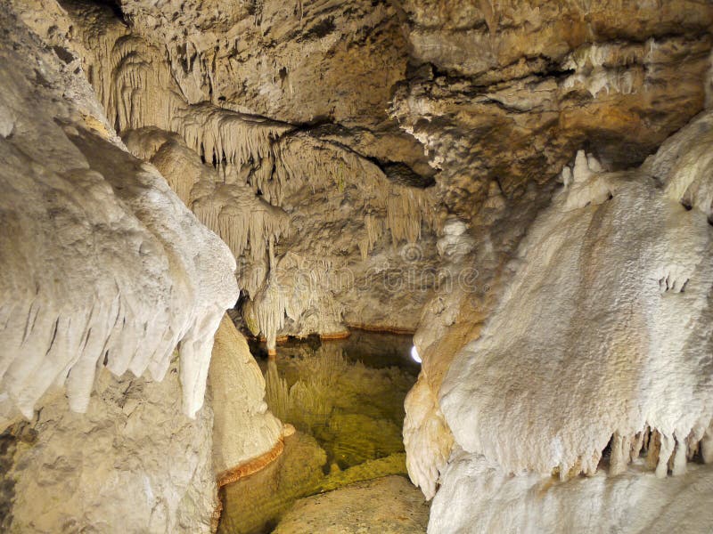Cascate famose dell'attrazione della caverna di Demanovska immagine stock libera da diritti Cascate famose dell'attrazione della caverna di Demanovska immagine stock libera da diritti