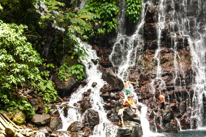 Cascate precipitanti a cascata immagini stock libere da diritti Cascate precipitanti a cascata immagini stock libere da diritti
