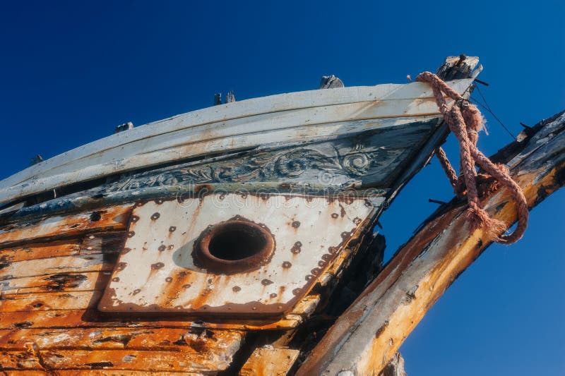 Casco de madera del barco de pesca Wrecked con el metal oxidado y la pintura vieja fotos de archivo Casco de madera del barco de pesca Wrecked con el metal oxidado y la pintura vieja fotos de archivo