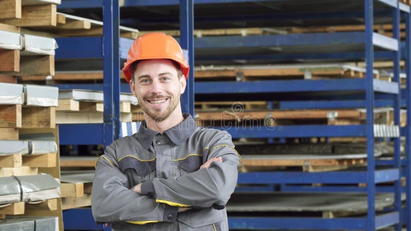 Casco de protección que lleva sonriente del trabajador profesional de la industria que sonríe a la cámara imagen de archivo libre de regalías Casco de protección que lleva sonriente del trabajador profesional de la industria que sonríe a la cámara imagen de archivo libre de regalías
