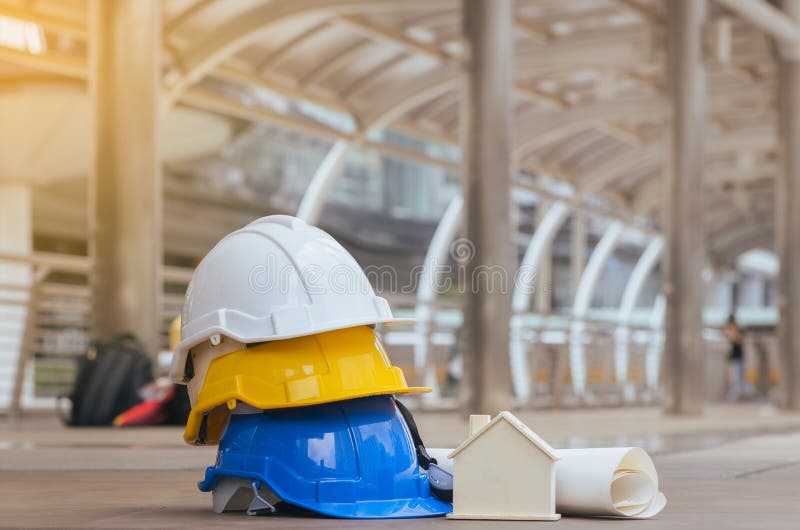 Casco de seguridad de los cascos con el modelo, el modelo, la construcción y el ingeniero caseros imagenes de archivo Casco de seguridad de los cascos con el modelo, el modelo, la construcción y el ingeniero caseros imagenes de archivo