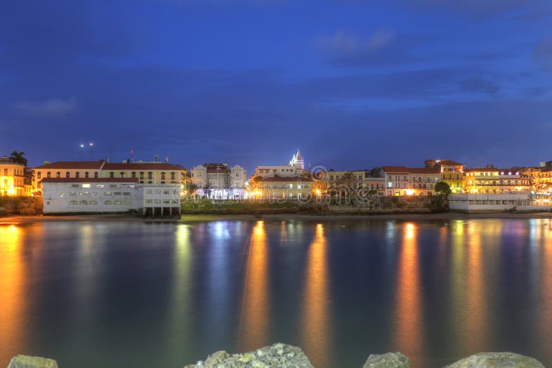 Casco Viejo, Panamá, attraverso la baia nella penombra fotografia stock libera da diritti Casco Viejo, Panamá, attraverso la baia nella penombra fotografia stock libera da diritti