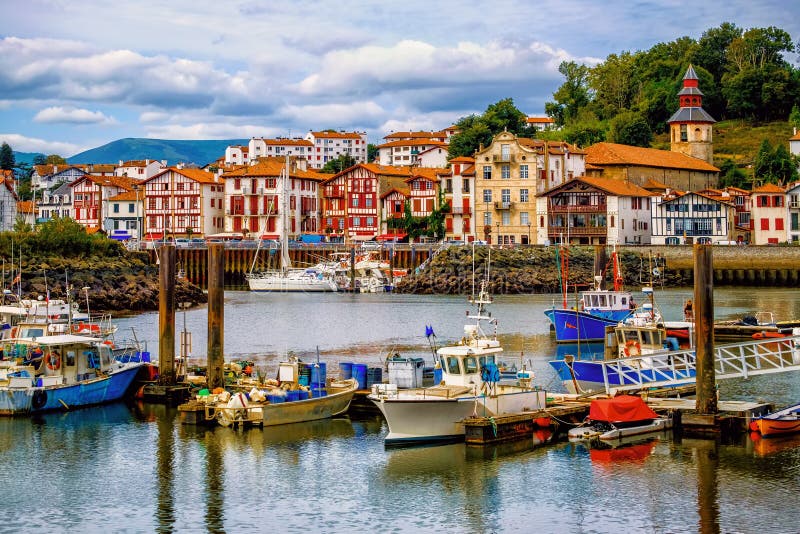 Case basche variopinte in porto di Saint-Jean-De Luz, Francia fotografia stock Case basche variopinte in porto di Saint-Jean-De Luz, Francia fotografia stock