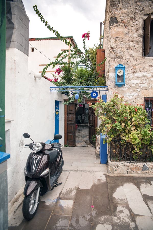 Case bianche nello stile greco Le vie strette di Bodrum Si dirige i residenti Ornamenti blu ed elementi architettonici immagini stock libere da diritti Case bianche nello stile greco Le vie strette di Bodrum Si dirige i residenti Ornamenti blu ed elementi architettonici immagini stock libere da diritti