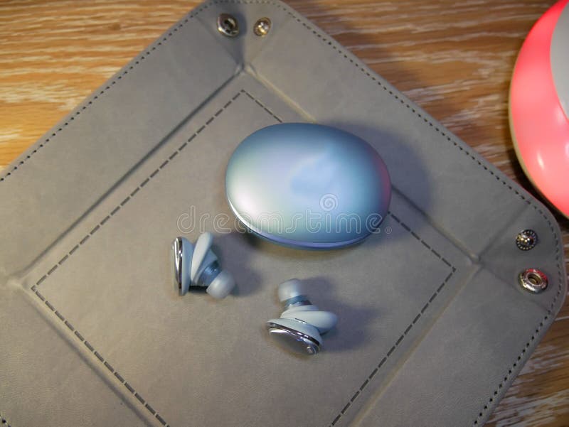 A Case for Charging and Storing Wireless Headphones. Beautiful Case for