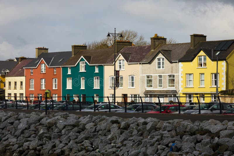 Case Colourful Via del filo dingle l'irlanda fotografia stock Case Colourful Via del filo dingle l'irlanda fotografia stock