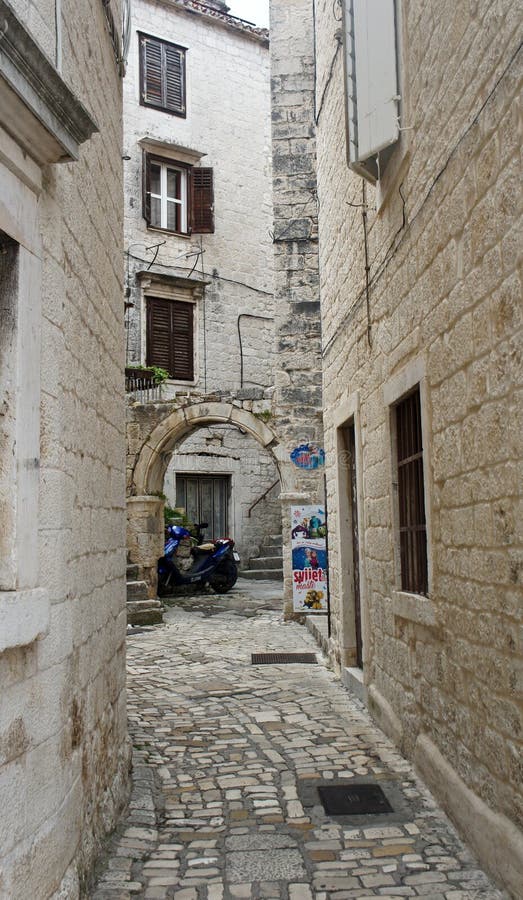 Case de piatră în strazile înguste ale orașului vechi arhitectură frumoasă cu Arch Sunny Day Trogir dalmatia croația stock photos