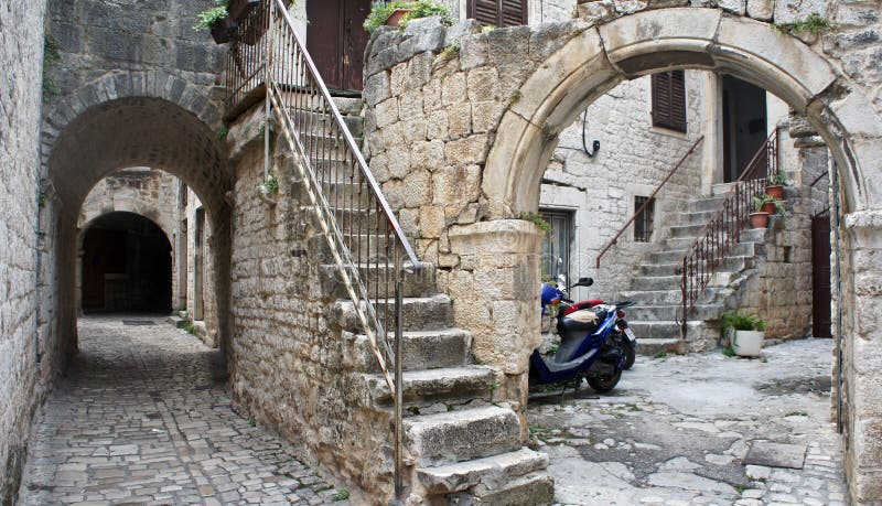 Case de piatră în strazile înguste ale orașului vechi arhitectură frumoasă cu arcuri și scari de Dalmatia stock photography