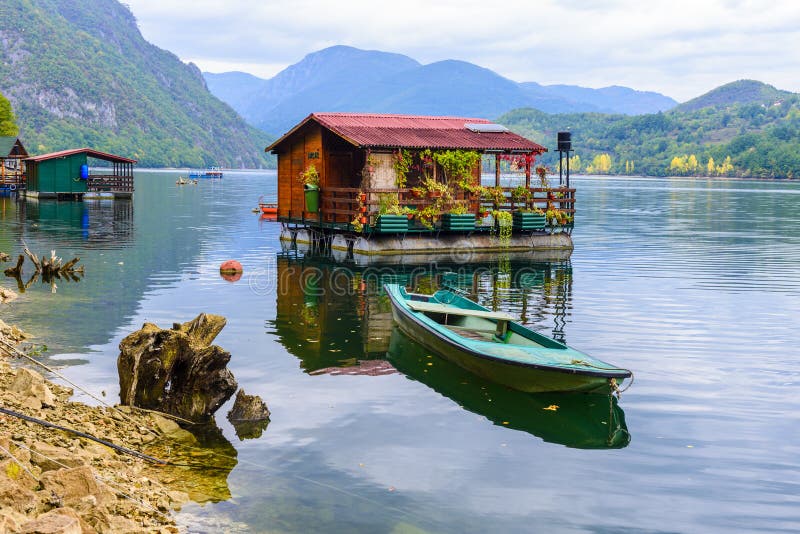 Case galleggianti del lago Perucac (Serbia) fotografie stock libere da diritti Case galleggianti del lago Perucac (Serbia) fotografie stock libere da diritti