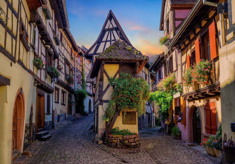 Case a graticcio variopinte in Eguisheim, l'Alsazia, Francia