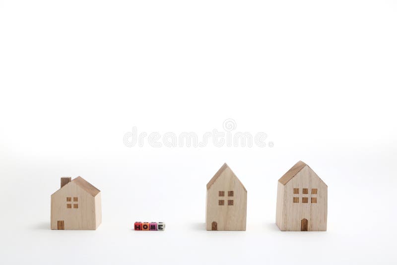 Case miniatura con i blocchetti di alfabeto che compitano a casa immagini stock Case miniatura con i blocchetti di alfabeto che compitano a casa immagini stock
