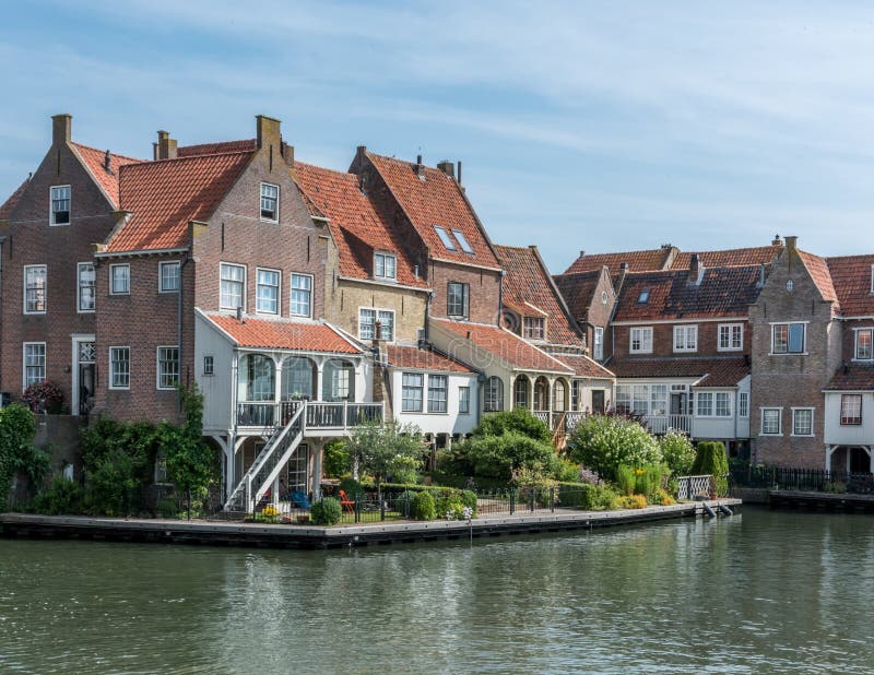 Case olandesi storiche con giardini in riva al mare. Enkhuizen è una piccola città portuale olandese con molti edifici storici e un'area all'aperto zuiderzeemuseum.