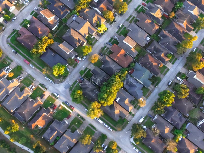 Case residenziali della vicinanza suburbana circolare di vista superiore dentro uff