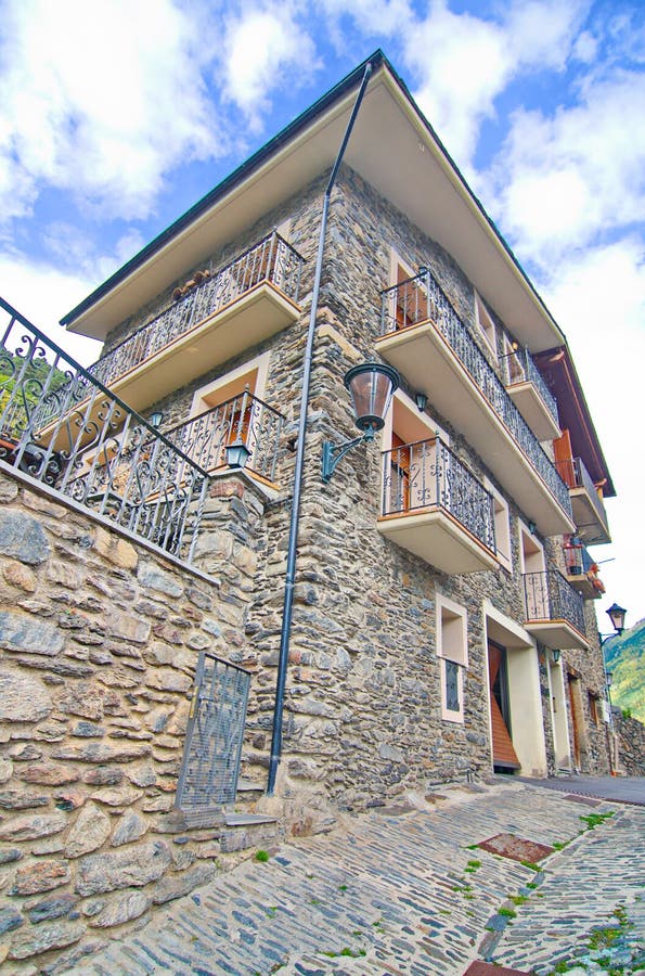 Case rurali dell'Andorra del mattone scuro tradizionale tipico fotografie stock libere da diritti Case rurali dell'Andorra del mattone scuro tradizionale tipico fotografie stock libere da diritti