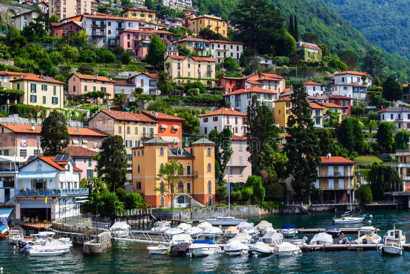 Case sulle rive del lago Como, Italia immagine stock Case sulle rive del lago Como, Italia immagine stock