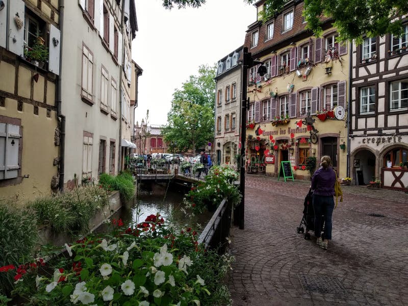 Case variopinte e decorate nelle vie di Colmar fotografia stock libera da diritti Case variopinte e decorate nelle vie di Colmar fotografia stock libera da diritti