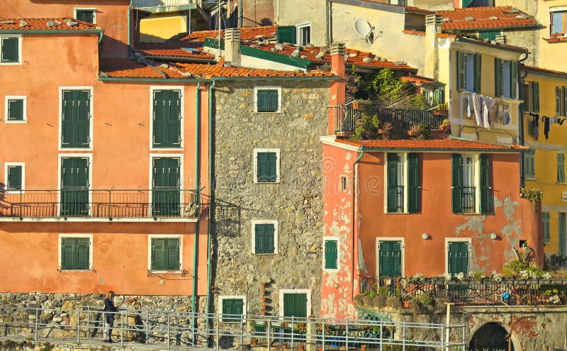 Case variopinte e vecchia facciata in piccolo villaggio Tellaro in Liguria, Italia fotografia stock Case variopinte e vecchia facciata in piccolo villaggio Tellaro in Liguria, Italia fotografia stock