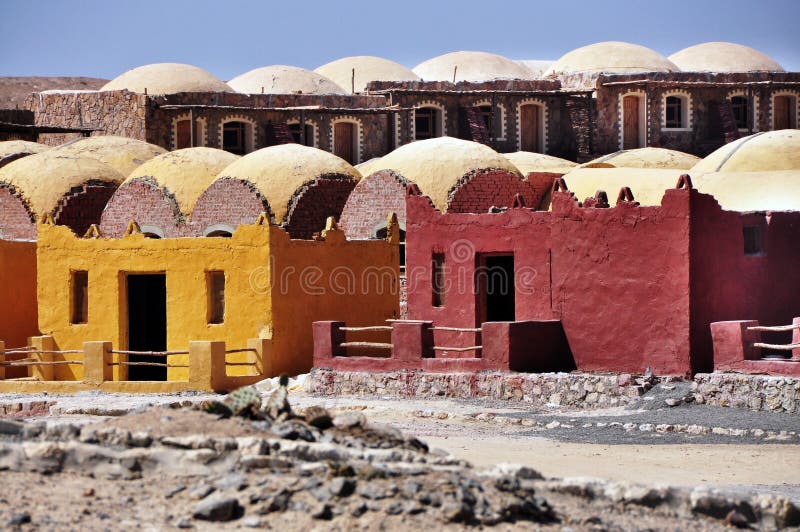 Case variopinte nella costruzione di architettura dell'Africa fotografia stock libera da diritti Case variopinte nella costruzione di architettura dell'Africa fotografia stock libera da diritti