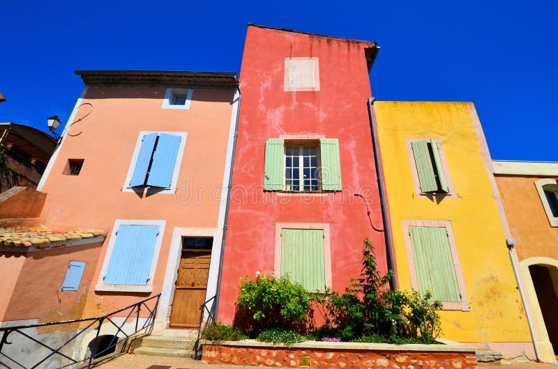 Case vibranti di Rousillon, Provenza, Francia con i colori rossi e gialli immagini stock Case vibranti di Rousillon, Provenza, Francia con i colori rossi e gialli immagini stock