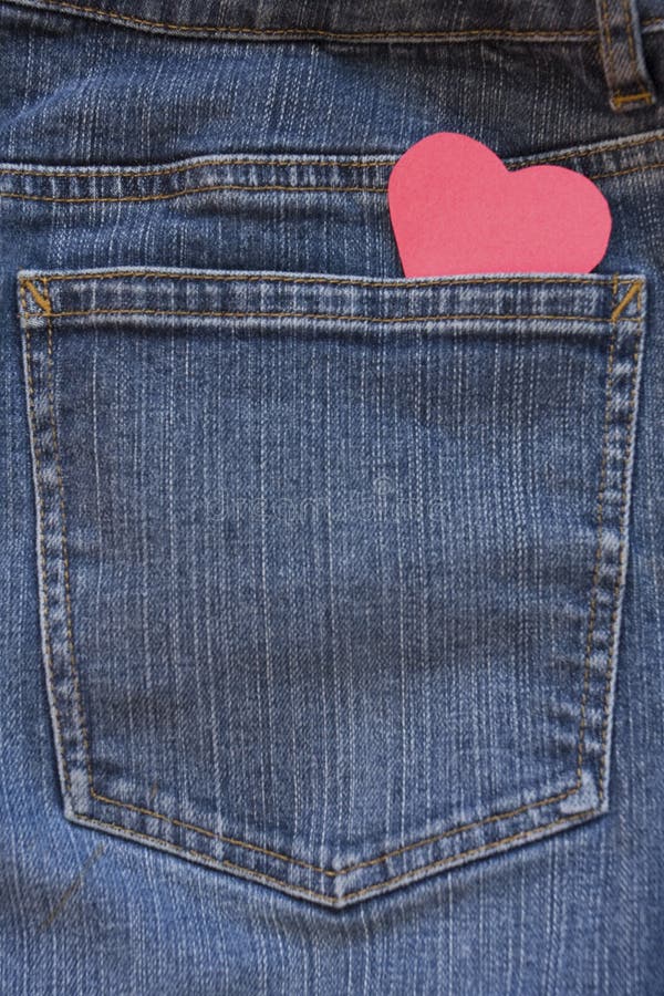 Blue Jeans Con La Tasca Ed Il Cuore Rosso Fotografia Stock Immagine