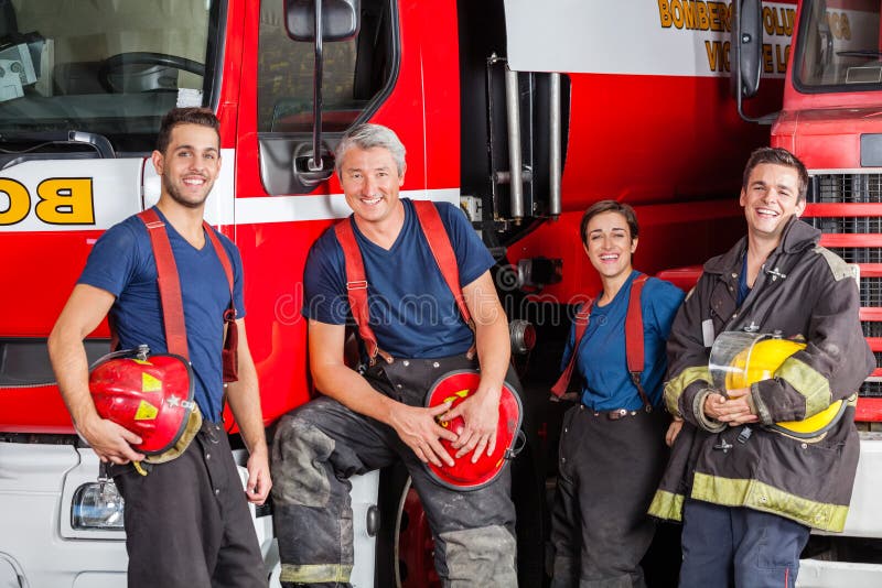 Caserma dei pompieri di Team Of Happy Firefighters At immagini stock Caserma dei pompieri di Team Of Happy Firefighters At immagini stock