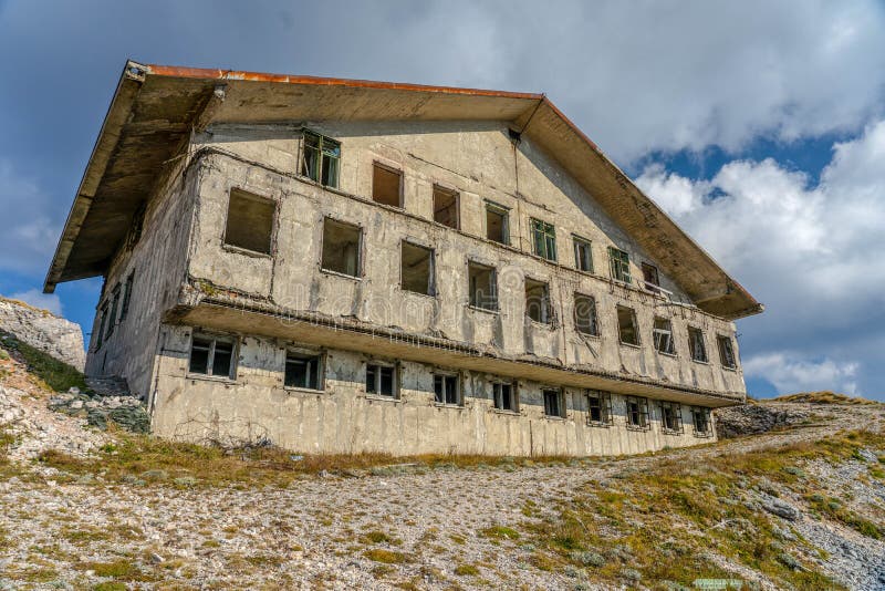 Caserme militari abbandonate dal lato della montagna nelle nuvole immagine stock libera da diritti Caserme militari abbandonate dal lato della montagna nelle nuvole immagine stock libera da diritti