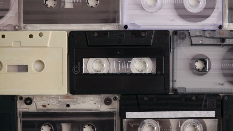 Casete retro-compacte pentru muzică, într-o priveliște de sus în jos stock video