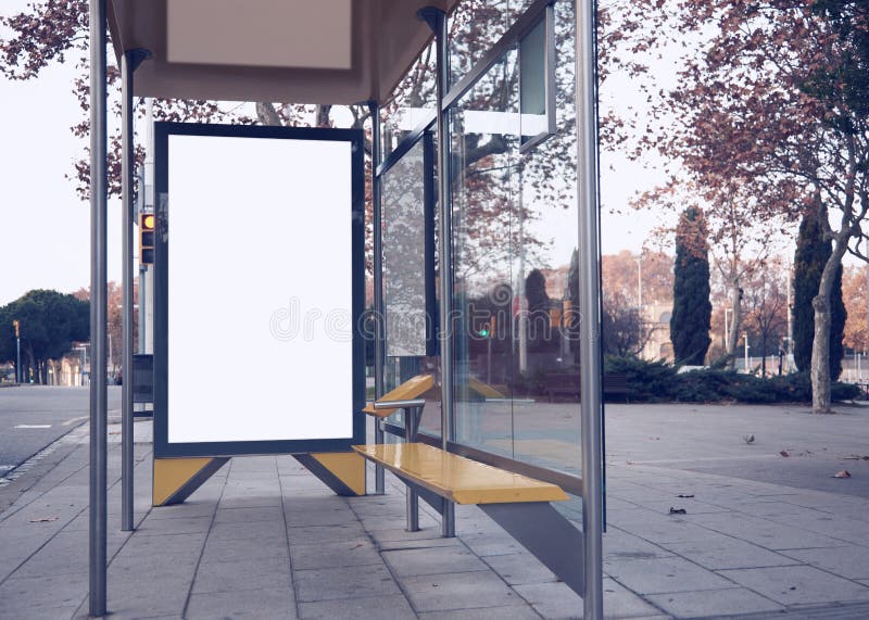 Casetă foto goală pe stația de autobuz. machetă orizontală stock photography
