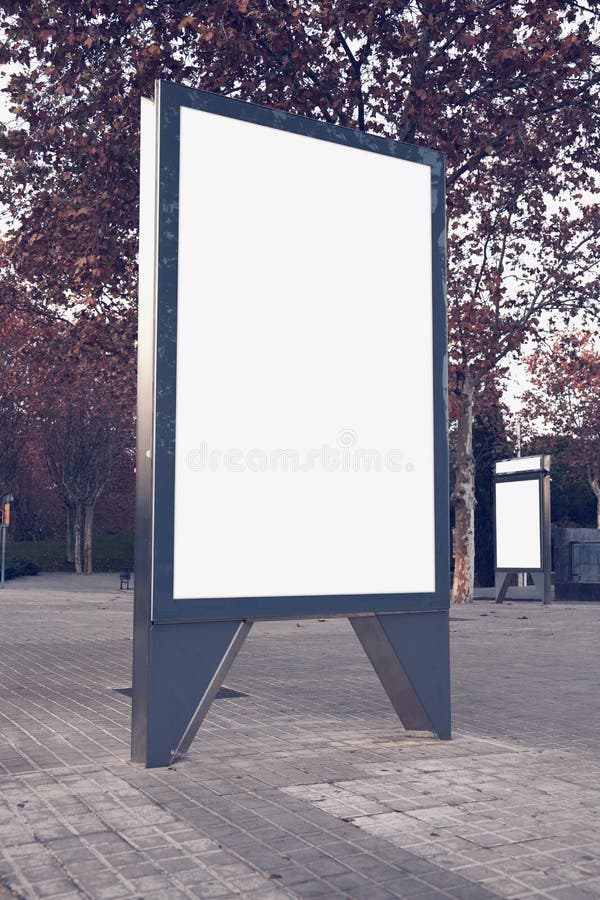 Casetă foto goală pe stația de autobuz. machetă verticală royalty free stock images