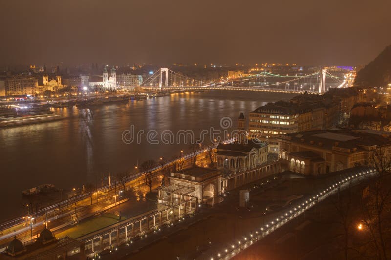 Casino de Hungría, de Budapest, de Elisabeth Bridge, del jardín del castillo y de Varkert - imagen de la noche imagen de archivo Casino de Hungría, de Budapest, de Elisabeth Bridge, del jardín del castillo y de Varkert - imagen de la noche imagen de archivo
