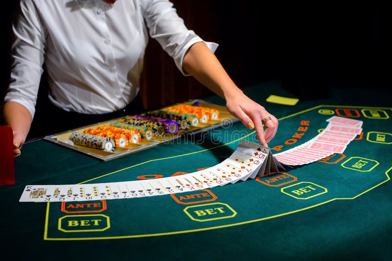 Casino: El distribuidor autorizado mezcla las tarjetas del póker imágenes de archivo libres de regalías Casino: El distribuidor autorizado mezcla las tarjetas del póker imágenes de archivo libres de regalías