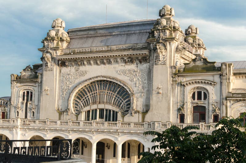 Casino viejo y puerto de Constanta vistos de orilla del mar foto de archivo libre de regalías Casino viejo y puerto de Constanta vistos de orilla del mar foto de archivo libre de regalías