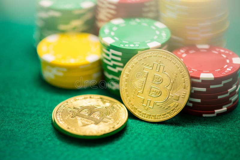 Casinospaanders en bitcoin cryptocurrency op groene lijst royalty-vrije stock fotografie Casinospaanders en bitcoin cryptocurrency op groene lijst royalty-vrije stock fotografie