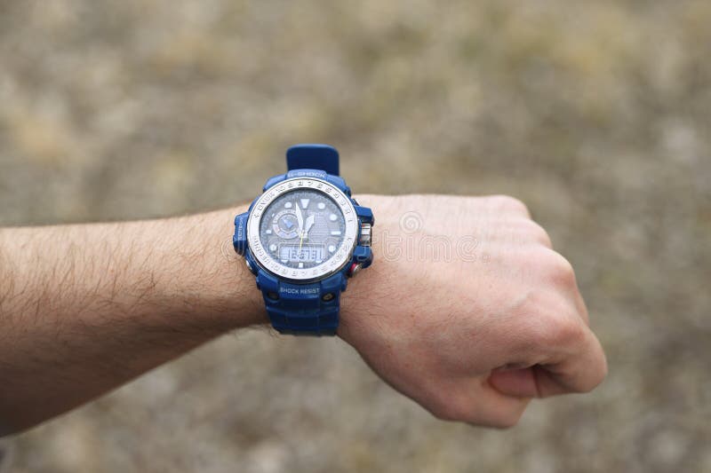 Casio Gshock Gwn1000 Relojes De Color Azul De La Empresa Fabricante Electrónica Casio. Reloj De Muñeca Masculina En La Mano Mas Foto de archivo editorial - Imagen de concepto: 191424828