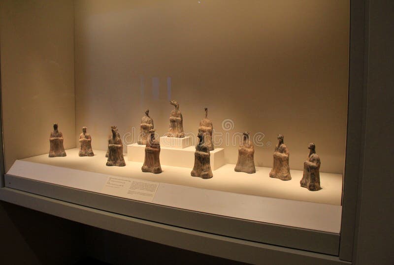 Caso de vidro com luzes suaves em produtos manufaturados egípcios, Cleveland Art Museum, Ohio, 2016 imagem de stock Caso de vidro com luzes suaves em produtos manufaturados egípcios, Cleveland Art Museum, Ohio, 2016 imagem de stock