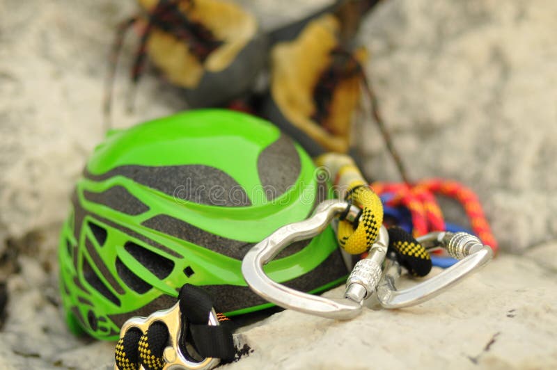 Casque, carabiner et chaussures s'élevants images stock Casque, carabiner et chaussures s'élevants images stock