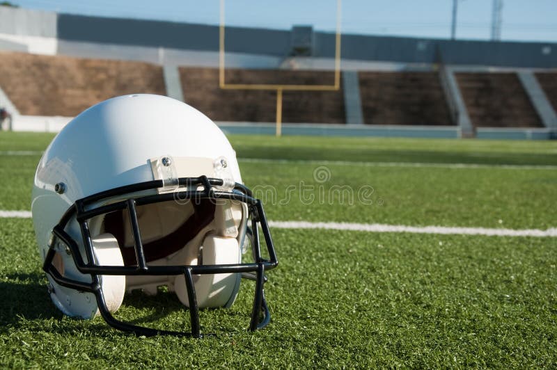 Casque de football américain sur la zone photo libre de droits Casque de football américain sur la zone photo libre de droits