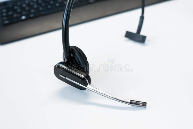 Casque et clavier sur un bureau photographie stock Casque et clavier sur un bureau photographie stock