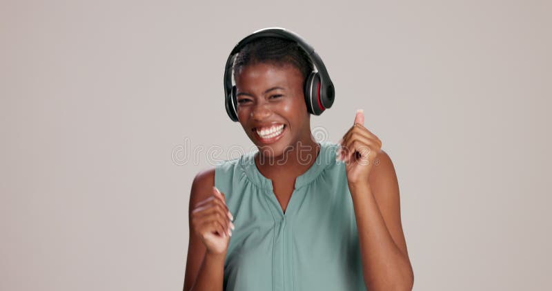 Casque femme noire et rire en dansant en studio heureux et écouter de la musique en arrière-plan. personne fille et banque de vidéos