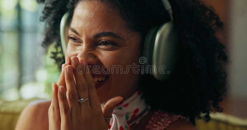 Casque podcast et femme heureuse rire à la maison streaming son ou la comédie abonnement. Technologie audio du salon clips vidéos