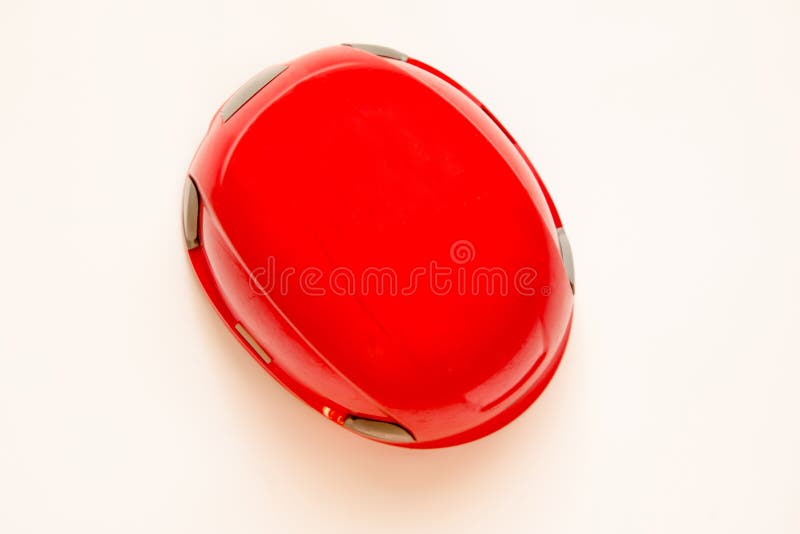 Casque rouge sur le fond blanc Vue supérieure Matériel s'élevant photos stock Casque rouge sur le fond blanc Vue supérieure Matériel s'élevant photos stock