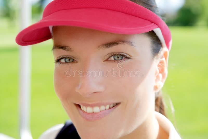 Casquillo del visera de sol de la cara del primer de la mujer del deporte foto de archivo Casquillo del visera de sol de la cara del primer de la mujer del deporte foto de archivo