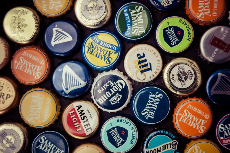 Casquillos de la botella de cerveza foto de archivo libre de regalías Casquillos de la botella de cerveza foto de archivo libre de regalías